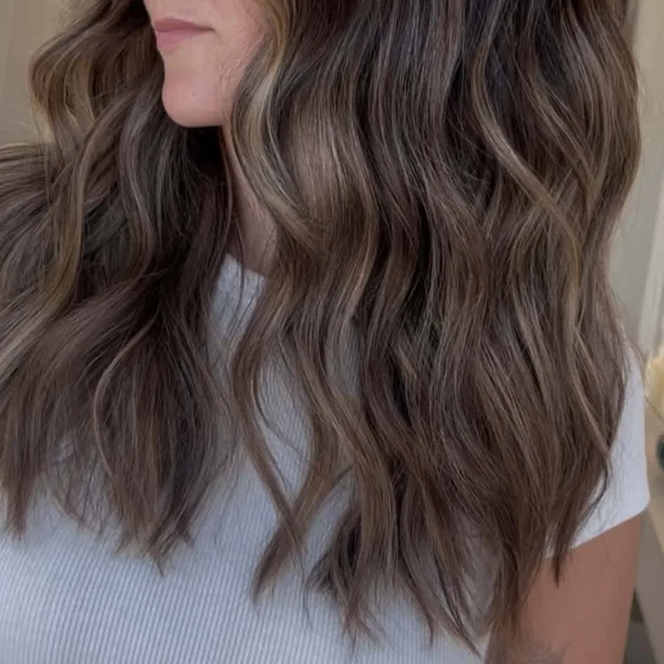 Beigeblonde balayage in losse golven, tot op de schouders